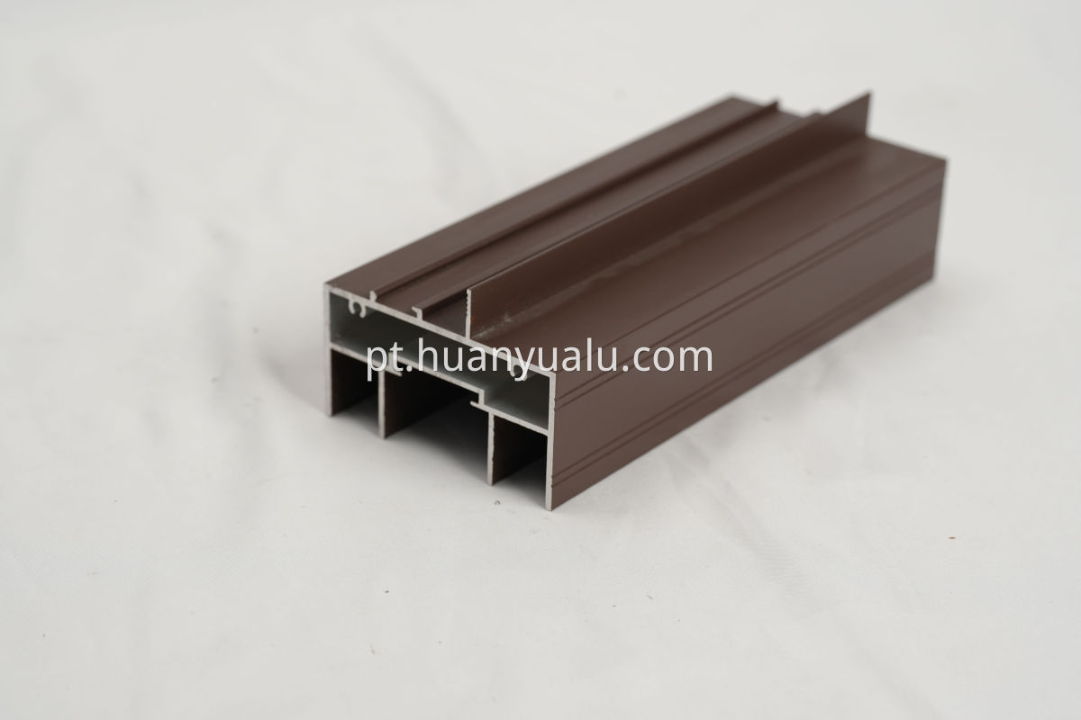 Perfis de porta e janela pintadas por spray Spray painted door and window profiles